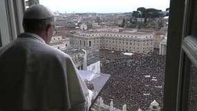 Le pape François devant plusieurs dizaines de milliers de fidèles, dimanche 17 mars, pour son premier Angélus.