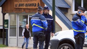 Des gendarmes se tiennent devant le chalet Saint-Bernard à Ascou en Ariège, le 10 juillet 2014. C'est là qu'un enfant de huit ans s'était plaint de maux de ventre avant d'être conduit à l'hôpital où il est décédé le 9 juillet dernier.