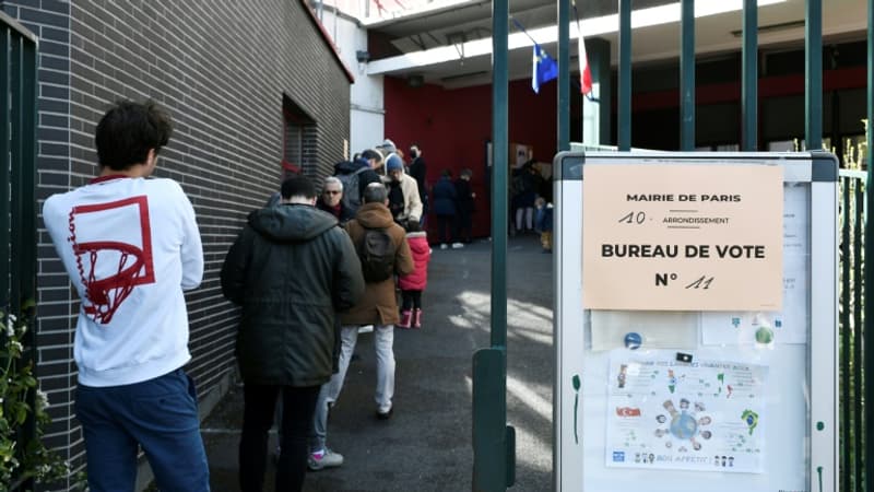 Présidentielle: près de 30 bureaux ont fermé après 20h à Paris