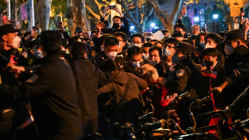 Affrontement entre manifestants contre la politique anti-Covid du gouvernement et policiers à Shangaï, en Chine, le 27 novembre 2022 (ILLUSTRATION)