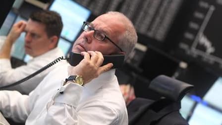 Les Bourses européennes chutent lourdement lundi, plombées par les valeurs bancaires et des menaces de dégradation de la note de crédit de banques françaises par l'agence de notation Moody's. A 14h, le CAC 40 chute de 4,65%. Parmi les autres grandes place