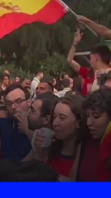 Les supporters espagnols, réunis au bois de Vincennes à Paris, chantent l'hymne avant la finale