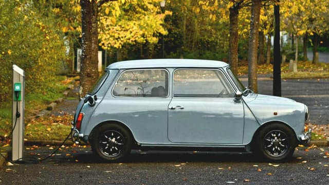 Le rétrofit, soit transformer une voiture essence ou diesel en électrique, sera bientôt légal en France. Le texte autorise aussi la transformation des deux-roues comme des bus.
