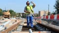 Un ouvrier sur le chantier du tramway à Toulouse, en 2009. Pour le travail en plein air, l'employeur doit respecter des conditions particulières en cas de chaleur.