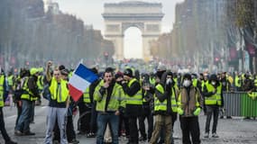 Les gilets jaunes réunis sur les Champs-Elysées le 24 novembre 2018