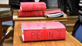 Dossiers de l'affaire Penin dans la salle d'audience de Douai où est jugé Alain Penin, ce mardi 21 janvier.