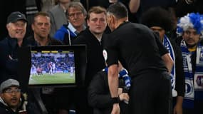 L'arbitre Andre Marriner consulte le VAR lors de la rencontre entre Brighton et Manchester United, le 4 mai 2023.