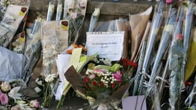 Devant le collège-lycée juif Ozar Hatorah de Toulouse, mardi, au lendemain de la tuerie ayant fait quatre victimes (un adulte et trois enfants). "La République a des questions à se poser" après les tueries de Montauban et Toulouse, a affirmé dimanche Fran