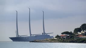 Le Sailing yacht A, dit le "White Pearl" (la perle blanche), plus grand voilier privé du monde, propriété du milliardaire russe Andrei Melnichenko, près d'Antibes le 3 juillet 2020