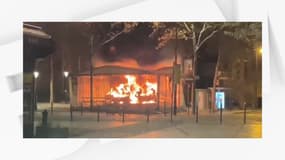 Le manège pour enfants a été touché par un incendie.