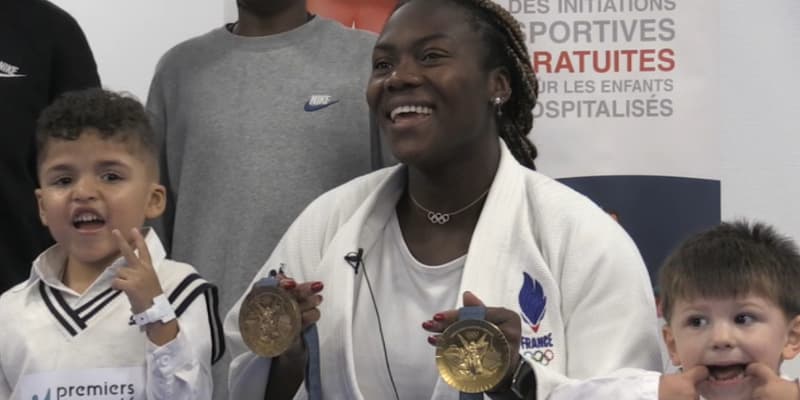 Clarisse Agbégnénou avec des enfants malades le 6 octobre 2025