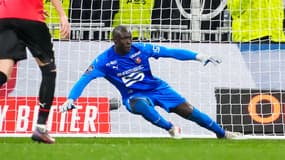 Alfred Gomis contre Lyon.