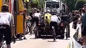 Tadej Pogacar percute l'arrière d'une voiture Visma-Lease a Bike avant la 18e étape du Tour de France, le 24 juillet 2025