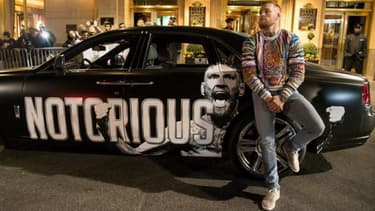 Le champion d'UFC et son trophée à quatre roues