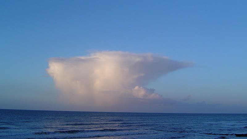 Un cumulonimbus dans le Calvados en France. Un cumulonimbus dans le Calvados en France.