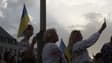 Des milliers d'Ukrainiens rassemblés sur la place de la Vieille ville de Varsovie, le 24 août 2022.