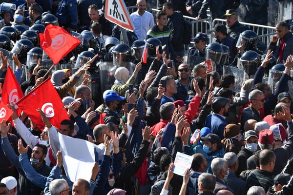 Des manifestants à Tunis le 14 novembre 2021