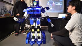 "J-deite RIDE" est un robot de 3,5 mètres de hauteur  et 700 kg qui se transforme en véhicule en quelques minutes.