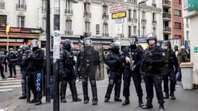 À Aubervilliers quelques jeunes continuent de "jouer au chat et à la souris avec la police".