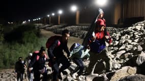 Des migrants marchent le long de la frontière avec les Etats-Unis le 11 mai 2023.