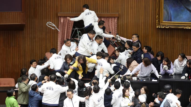 Barricades, jets d'eau: scènes de chaos au parlement de Taïwan autour de lois accusées de 