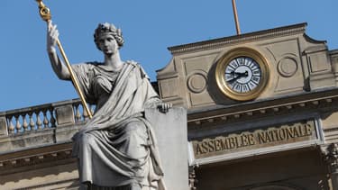 Statue de la Loi devant le Palais-Bourbon.