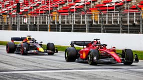 La Ferrari de Carlos Sainz devant la Red Bull de Sergio Pérez, à Barcelone le 25 février 2022