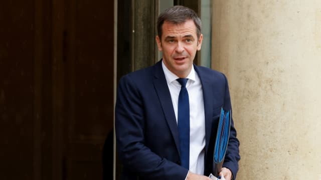 Le ministre de la Santé Olivier Véran, à sa sortie du conseil des ministres, le 13 juillet 2021 à Paris