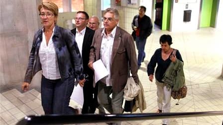 Nadine Prigent (CGT), Marcel Blondel (CFTC), Jean Grosset (UNSA) et Annick Coupe (Solidaires), à la sortie de leur réunion de mercredi au siège de la CGT, à Montreuil, près de Paris. Six centrales (CFDT, CGT, CFTC, FSU, UNSA, CFE-CGC) ont appelé à une nou