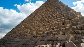 La pyramide de Mykérinos, sur le plateau de Gizeh, en Egypte, en travaux, le 29 janvier 2024