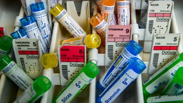 Des tubes de granulés homéopathiques