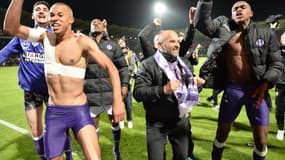 Pascal Dupraz, qui fête le maintien de Toulouse avec ses joueurs
