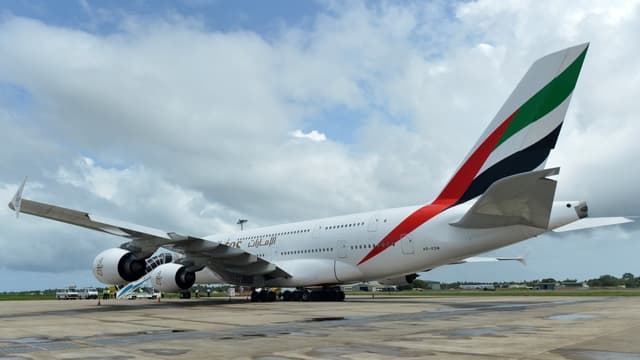 Emirates maintient une vingtaine d'appareils au sol depuis des mois en raison d'une pénurie de pilotes qui touche le monde entier. 