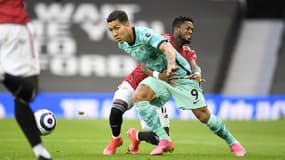 Firmino au duel avec Fred lors de Manchester United-Liverpool