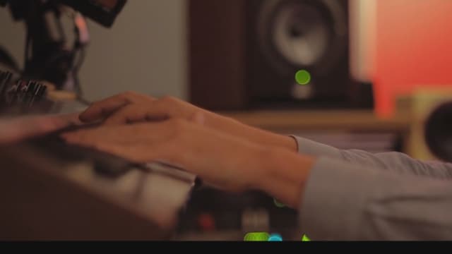 Des tubes peuvent être utilisés par la pub, mais de la musique créée pour la pub qui devient un tube, ça existe aussi.