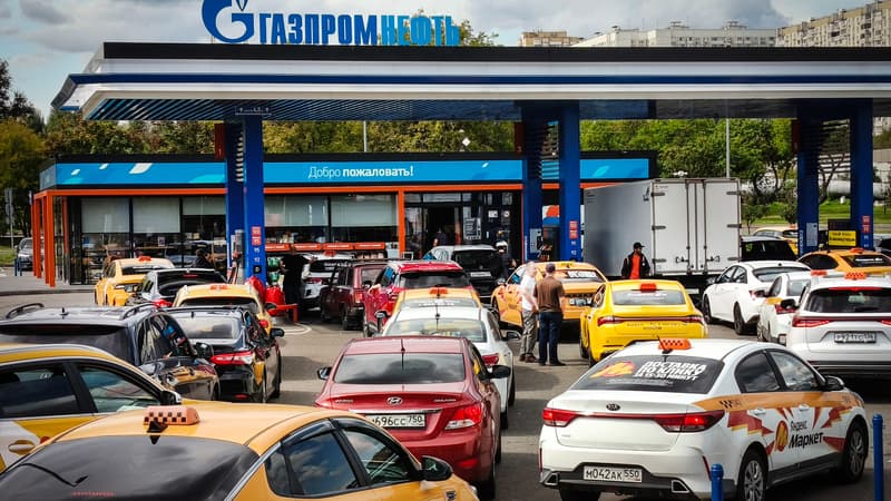 "Pour en trouver, il faut traverser la moitié de Moscou en voiture": les frappes ukrainiennes obligent la Russie à rationner le carburant, une galère pour les automobilistes de la capitale