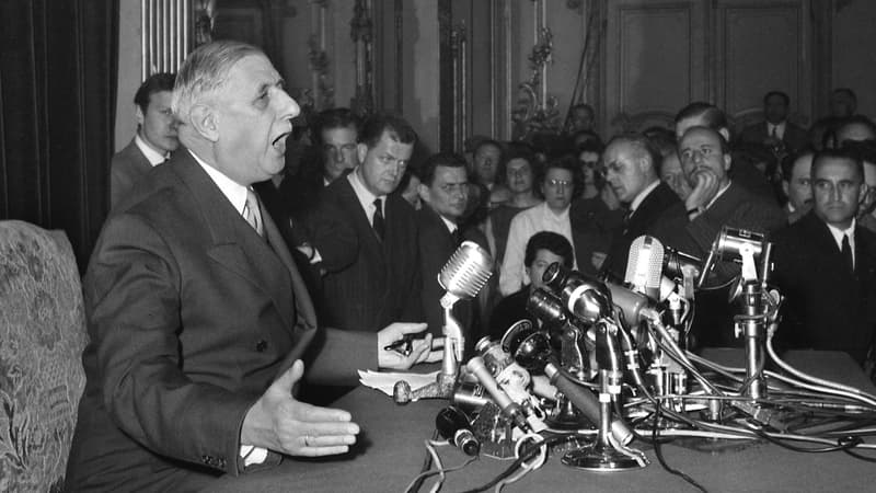 Charles de Gaulle donnant une conférence de presse.