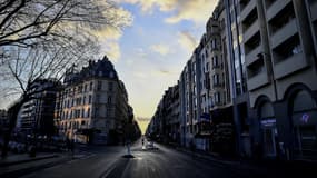 Photo d'une rue de Paris quasiment vide le 18 mars, 2e jour de confinement obligatoire en France