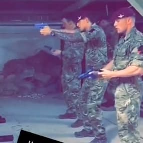 Des soldats britanniques tirent sur un portrait du leader de l'opposition, Jeremy Corbyn