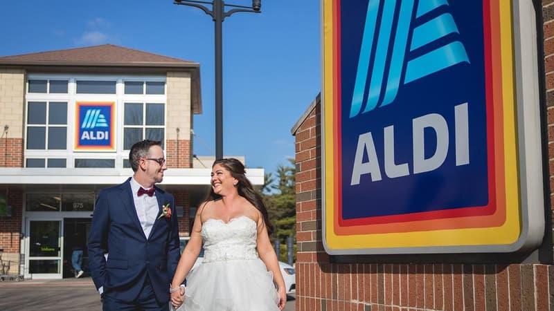 Ce couple d'Américains s'est marié chez Aldi. 