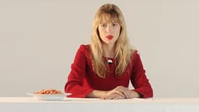 La chanteuse Angèle dans son clip "Je veux tes yeux"