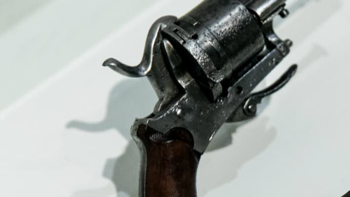 Le revolver avec lequel Van Gogh se serait suicidé est exposé au musée d'Amsterdam qui lui est consacré. Le revolver avec lequel Van Gogh se serait suicidé est exposé au musée d'Amsterdam qui lui est consacré.