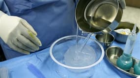 Préparation de prothèses mamaires dans une clinique du New Jersey. Dès 2000, les autorités sanitaires américaines avaient adressé une mise en garde au fabricant français d'implants mammaires Poly Implant Prothèses (PIP), mis en cause aujourd'hui dans une