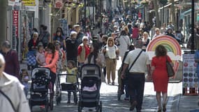 Des passants se promènent sans masques à Gibraltar (Royaume Uni) le 6 avril 2021 suite à un allègement des règles en ce sens