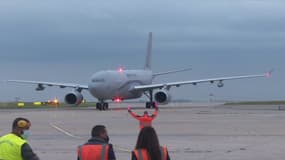 Le deuxième avion de rapatriés à l'aéroport Roissy Charles-de-Gaulle ce mercredi soir.