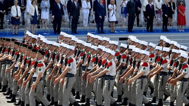 Le président Emmanuel Macron et son épouse en train d'assister au défilé du 14-Juillet 2018 à Paris.