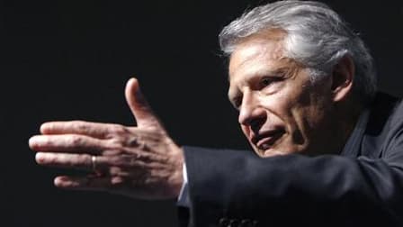 Dominique de Villepin confirme dans "Le Parisien" participer aux discussions qui se déroulent en Tunisie sur l'avenir de la Libye après la chute possible de Mouammar Kadhafi, dont les forces semblent de plus en plus isolées. /Photo d'archives/REUTERS/Vinc