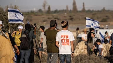 Des colons juifs et des militants d'extrême droite défilent de Sderot vers la frontière nord de Gaza, appelant au rétablissement des colonies dans le territoire, le 30 juillet 2025, en Israël.