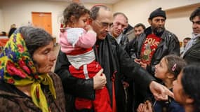 Le cardinal archevêque de Lyon, Philippe Barbarin, est allé apporter son soutien vendredi à une cinquantaine de Roms expulsés la veille de leur campement et réfugiés depuis dans une salle paroissiale du 7e arrondissement de la ville. /Photo prise le 29 ma