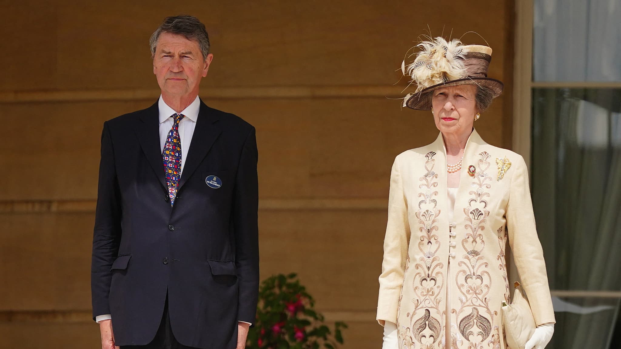 Prinses Anne komt het ziekenhuis binnen en haar man, Timothy Lawrence, bezoekt haar en vertelt haar het nieuws